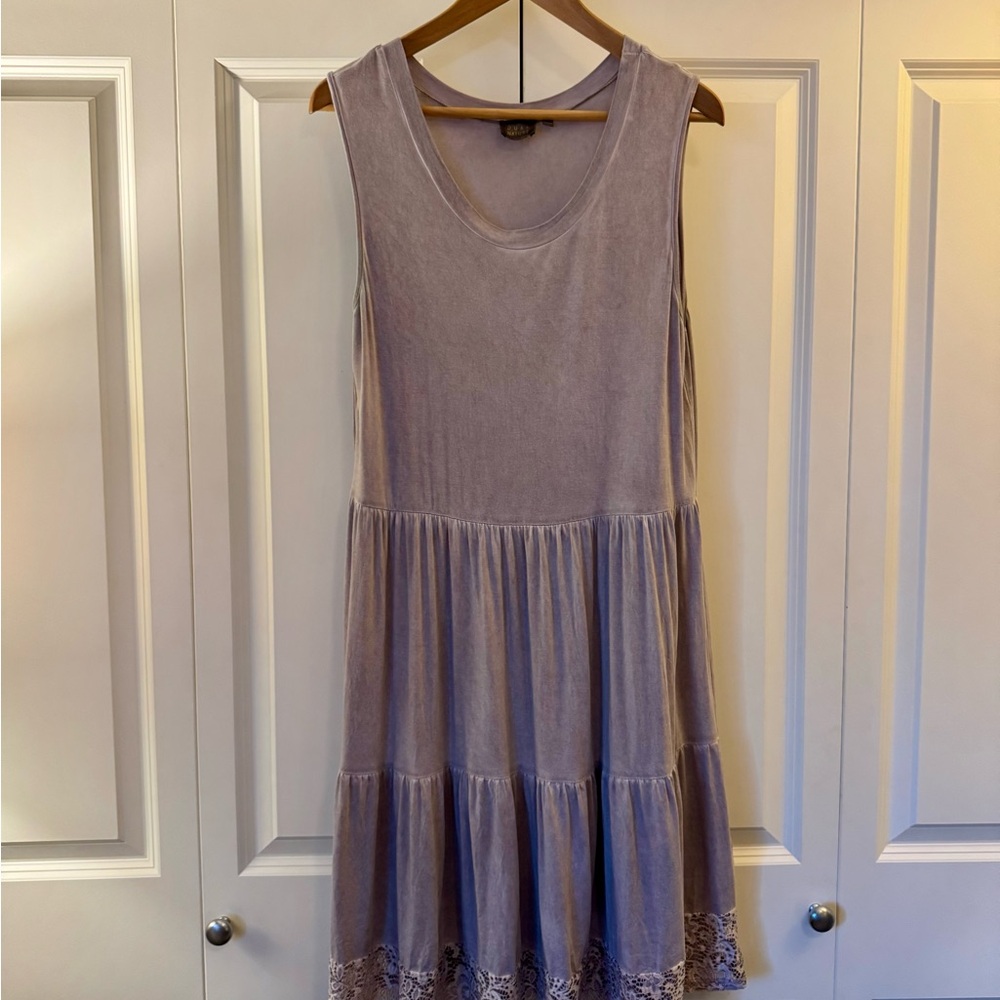 Sleeveless Lavender Midi Dress with Lace Hem